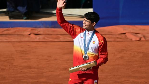 Carlos Alcaraz con su medalla de plata