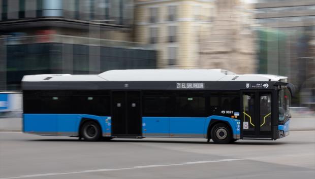 Un autobús de la EMT circula por Madrid