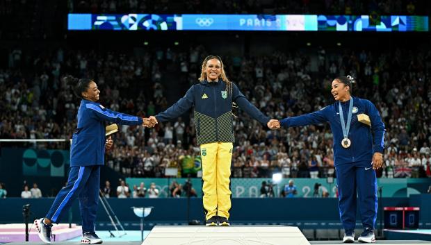 Simone Biles se lleva la plata en la final de suelo