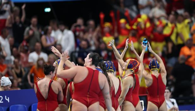 Jugadoras de la selección de waterpolo celebran su victoria ante Canadá al finalizar el partido de cuartos de final