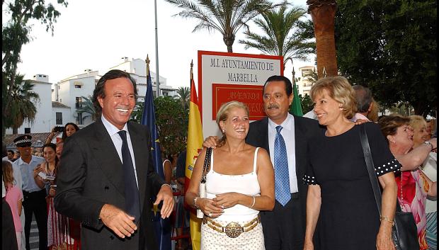 INAUGURACION DE LA AVENIDA DE JULIO IGLESIAS EN MARBELLA . EN LA IMAGEN JULIO IGLESIAS , JUNTO A JULIAN MUÑOZ Y SU ESPOSA MAITE ZALDIVAR , JUNTO A LAURA VALENZUELA
MARB / © KORPA
17/08/2002
MARBELLA
 *** Local Caption *** INAUGURATION OF THE AVENUE DE JULIO IGLESIAS IN MARBELLA. IN THIS PICTURED JULIO IGLESIAS JULIAN MUÑOZ HIS WIFE MAITE ZALDIVAR AND LAURA VALENZUELA