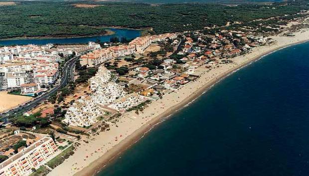 La playa esta envuelta por un paraje natural paradisiaco