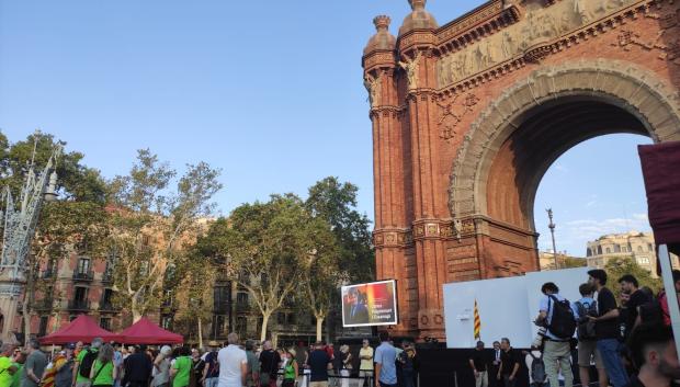Gente convocada por Puigdemont en el Arco del Triunfo