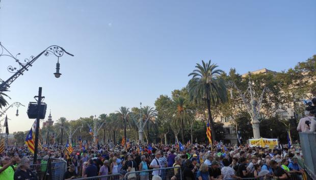 Decenas de personas esperan la llegada de Puigdemont