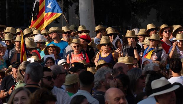 Decenas de personas durante la concentración para recibir al expresidente de la Generalitat Carles Puigdemont en el paseo Lluís Companys, a 8 de agosto de 2024, en Barcelona, Catalunya (España). Dicha concentración ha sido convocada por entidades independentistas, con la asistencia de Junts, ERC, CUP, ANC, Òmnium Cultural, CDR y Associació de Municipis per la Independència (AMI). Puigdemont tiene previsto asistir a este acto de bienvenida para después participar en el pleno de investidura del líder del PSC, casi 7 años después de instalarse en Bélgica por las consecuencias judiciales del 'procés', y con una orden de detención.
David Zorrakino / Europa Press
08/8/2024