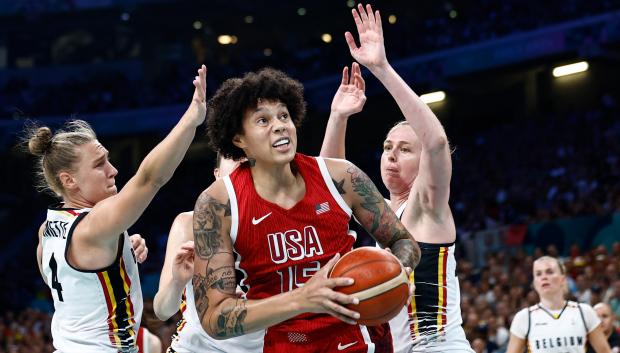 Brittney Grinner pelea un balón con las jugadoras belgas en los Juegos Olímpicos