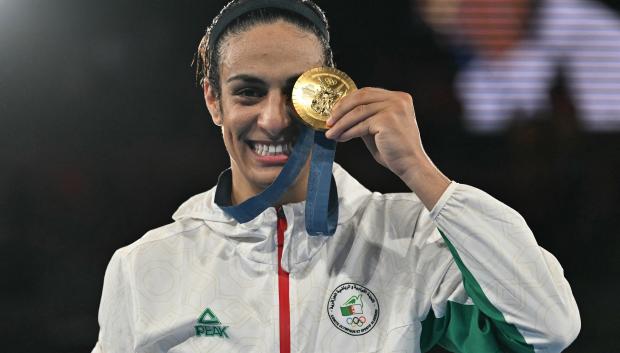 Imane Khelif posa con la medalla de oro