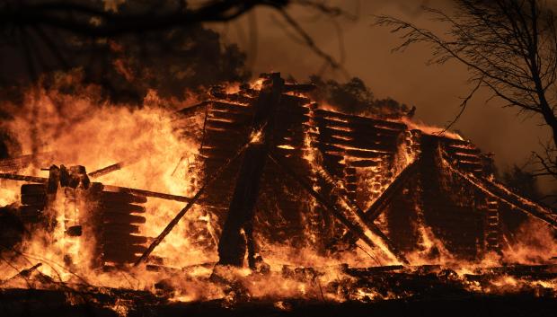 Una casa arde durante el incendio forestal en Varnavas, al norte de Atenas