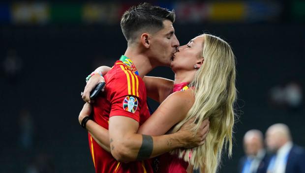 Alvaro Morata y Alice Campello en el partido de la UEFA el 14 de  Julio 14, Berlín, Germany.