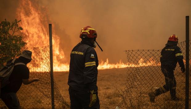 Bomberos griegos combaten el incendio cerca de Penteli