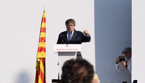 El expresidente de la Generalitat de Catalunya Carles Puigdemont interviene durante un acto de bienvenida organizado por entidades independentistas en el paseo Lluís Companys, a 8 de agosto de 2024, en Barcelona, Catalunya (España). Dicha concentración ha sido convocada por entidades independentistas, con la asistencia de Junts, ERC, CUP, ANC, Òmnium Cultural, CDR y Associació de Municipis per la Independència (AMI). Puigdemont tiene previsto asistir a este acto de bienvenida para después participar en el pleno de investidura del líder del PSC, casi siete años después de instalarse en Bélgica por las consecuencias judiciales del 'procés', y con una orden de detención.
David Zorrakino / Europa Press
08/8/2024