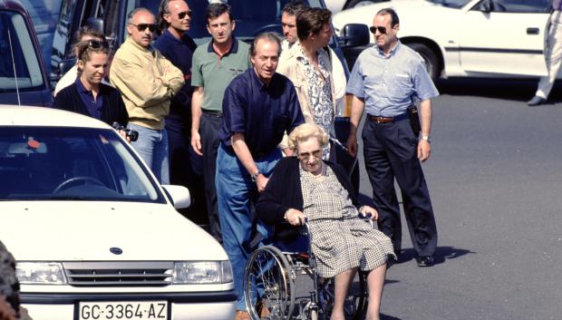 Juan Carlos I rey de España junto a su madre Maria Mercedes de Borbón y Orleans