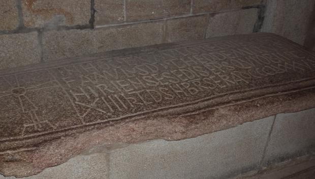 Lápida del obispo Teodemiro (m. 847 d.C.), descubridor de la tumba atribuida al apóstol Santiago