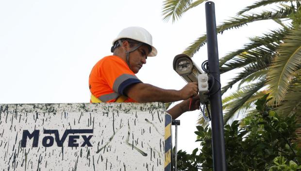 Instalación de una de las nuevas cámaras en las zonas Acire