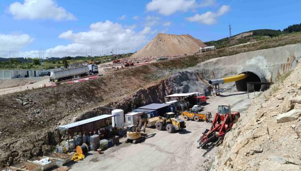 Entrada a uno de los túneles del acceso ferroviario al puerto exterior de La Coruña