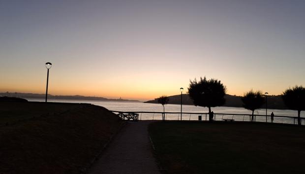 Puesta de sol en Mera con la Torre de Hercules al fondo