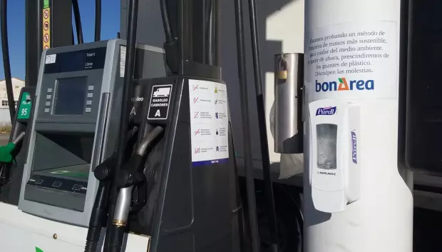 Las gasolineras de autoservicio deben tener guantes y papel obligatoriamente