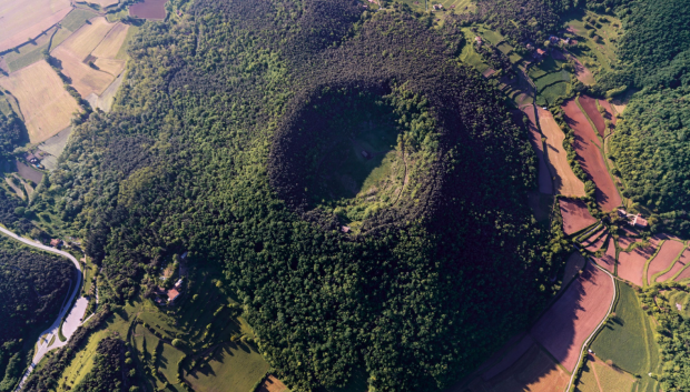 Vista aérea de un cono volcánico en La Garrotxa