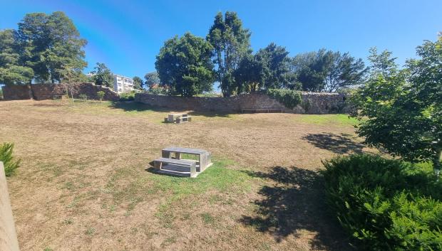 Parque en honor a Rosalía Mera, Oleiros, Galicia.