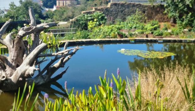 Parque en honor a Rosalía Mera, Oleiros, Galicia.