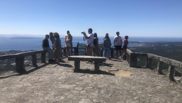 Varios turistas disfrutan de la vistas del mirador de La Curota