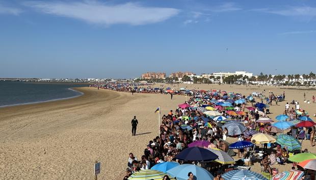 Las playas de Sanlúcar se abarrotan para disfrutar del espectáculo