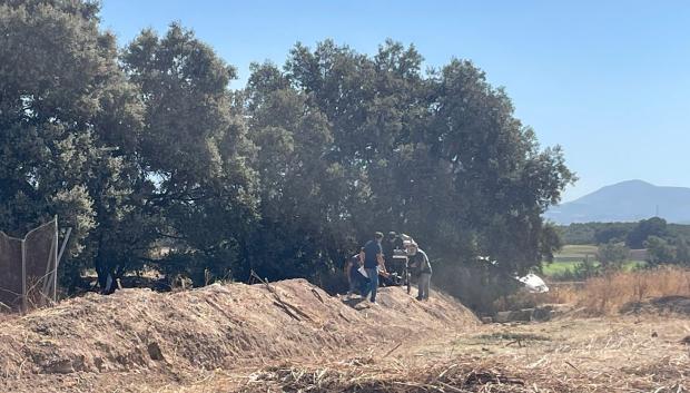 Varias personas excavan en busca del cadáver de Ángeles Zurera