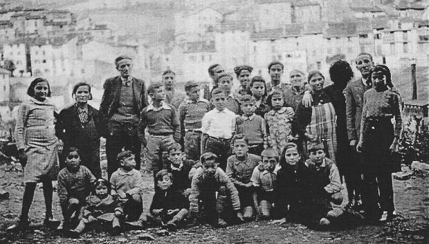 Residentes del refugio para niños de la Internacional de Resistentes a la Guerra (IRG) en los Pirineos franceses, en algún momento entre 1937 y 1939, el alcaide José Brocca de pie, tercero por la izquierda