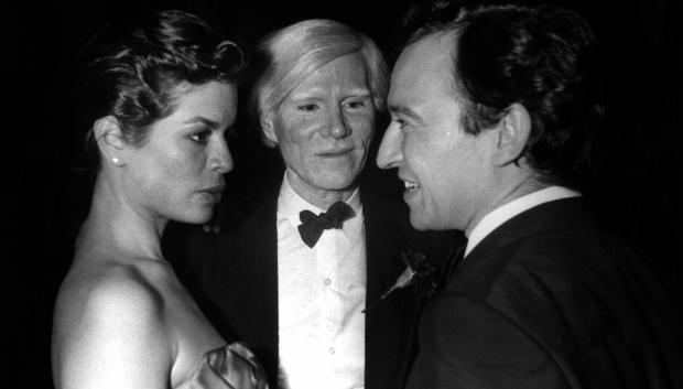 Andy Warhol entre Bianca Jagger y Hubert Michard Pelissier en 1980