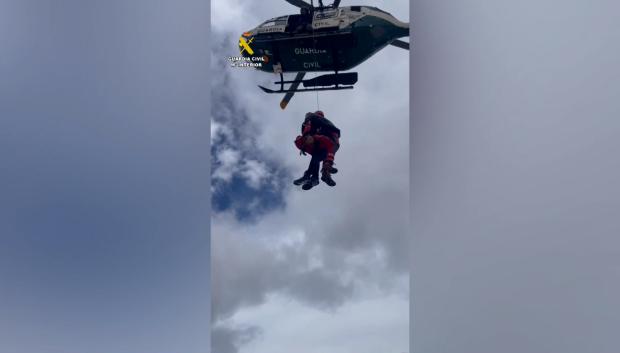 Los equipos de emergencia rescantan a una persona en la montaña - EFE