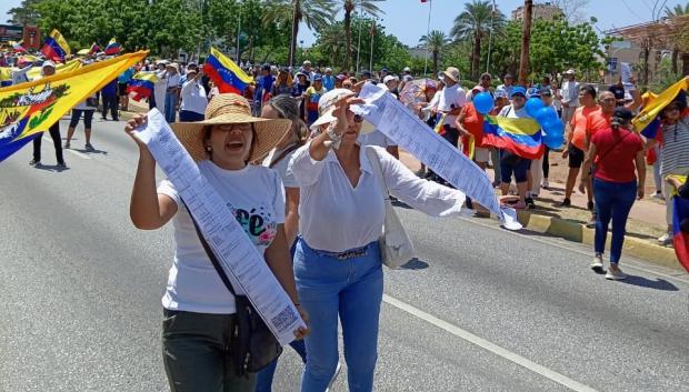 Venezolanos, con acta en mano, demandan el respeto a la resultado electoral que dio como vencedor a Edmundo González Urrutia