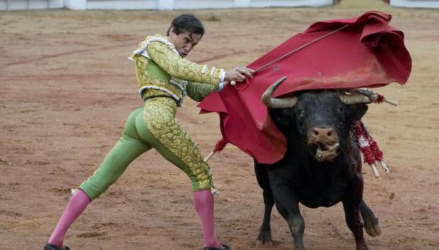 El diestro Juan Ortega con su segundo toro durante el festejo de la Feria Taurina de Begoña, hoy sábado en la plaza de El Bibio, en Gijón, con los diestros Morante de la Puebla, José Mª Manzanares y Juan Ortega