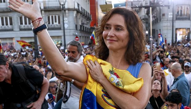 Ayuso con la bandera venezolana