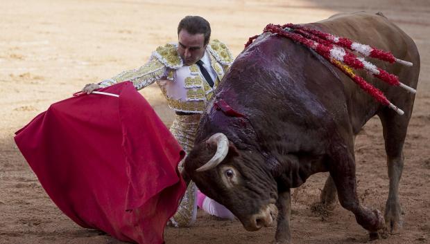 Enrique Ponce, de rodillas ante su segundo toro, al que cortó las dos orejas