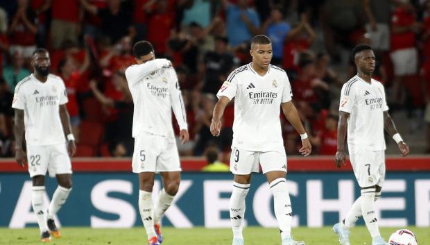 Los jugadores del Madrid se lamentan después del gol del empate del Mallorca