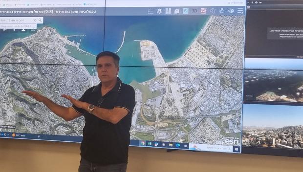 Yair Zilberman, jefe de Emergencia en la municipalidad de Haifa, en el centro de Manejo de Crisis