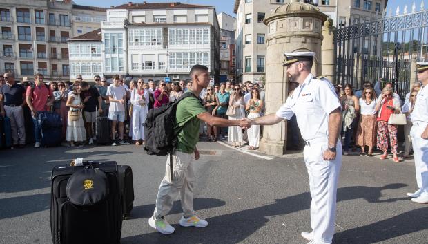 MARÍN (PONTEVEDRA), 19/08/2024.- Más de un centenar de alumnos de acceso directo pertenecientes a los Cuerpos General, Infantería de Marina, Intendencia, Ingenieros y Militares de Complemento ingresan en la Escuela Naval Militar, donde acompañarán a la princesa Leonor. En la imagen, el marinero Vallejo de la Armada de Ecuador. EFE / Salvador Sas