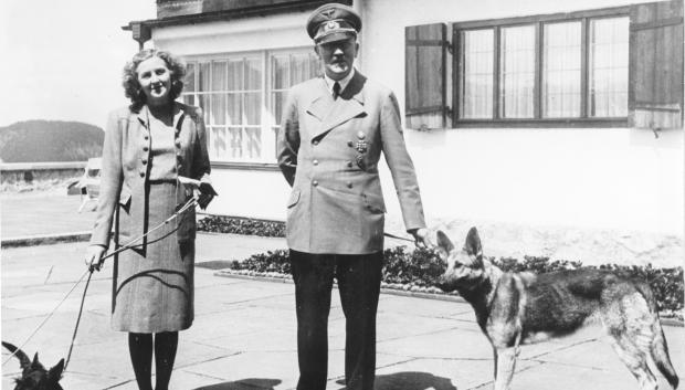 Eva Braun y Adolf Hitler con sus perros en el Berghof