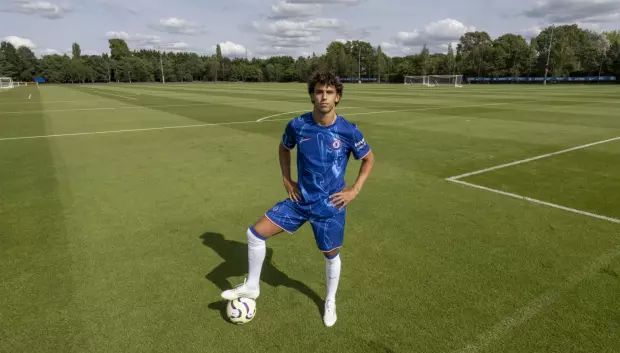 Joao Félix posando con la equipación del Chelsea