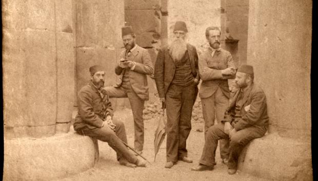 Eduardo Toda, segundo por la izquierda, con Gaston Maspero durante su estancia en Egipto, 1886