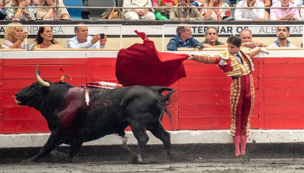 Roca Rey recibió al tercero de la tarde con la mano apoyada en tablas