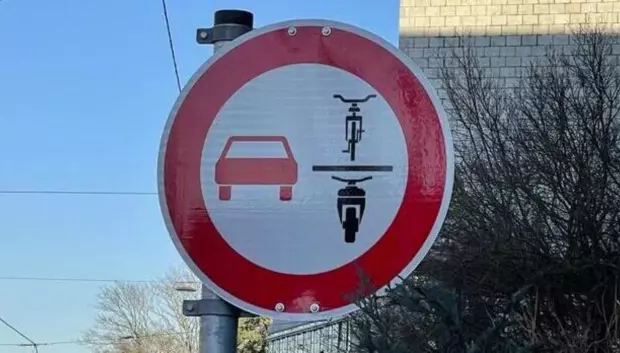 La polémica señal prohíbe también adelantar motos