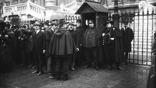 Multitud ante el Palacio de Justicia de París durante el juicio de Marguerite Steinheil en noviembre de 1909.