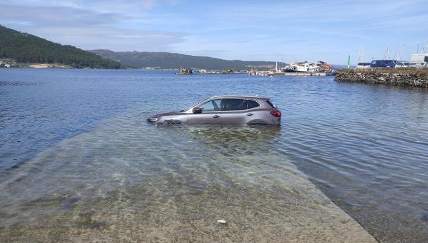 EL coche de un turista sumergido en Muros