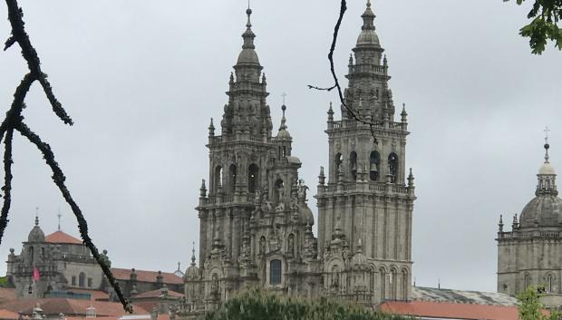 La Catedral de Santiago vista desde el parque de la Alameda