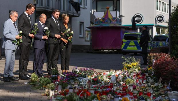 Olaf Scholz, acompañado de tres ministros y un comandante, en el homenaje a las víctimas