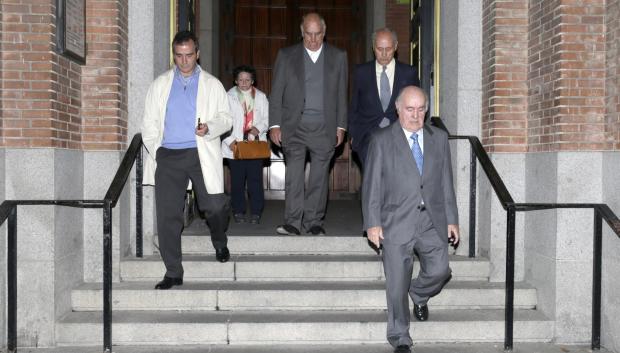 José Luis Lozano y Eduardo Lozano con Pablo Lozano durante el funeral de Sebastián Palomo Linares en Madrid.
05/05/2017