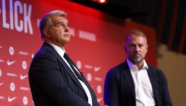 Flick y Laporta durante la presentación del entrenador alemán