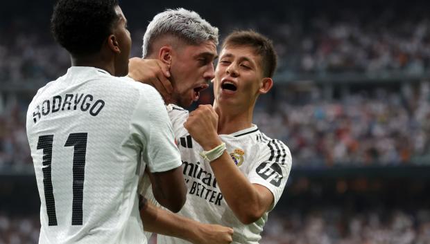 Rodrygo y Güler celebran junto a Valverde el gol que abrió la lata ante el Valladolid