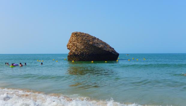 El tapón de Matalascañas (Huelva). El terremoto hizo bascular esta torre vigía desde la parte superior del acantilado en el que se ubicaba y provocó la caída de los cimientos a la playa